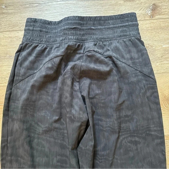 Athleta Camden Printed Joggers Lightweight Stretch w/ Zipper Pockets Sz 2 - Picture 12 of 13